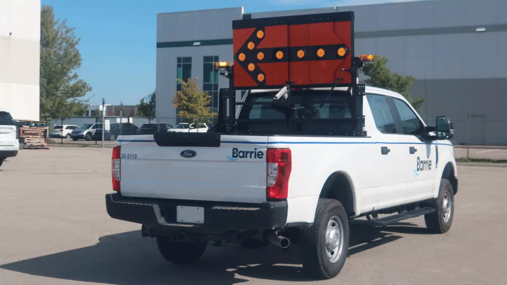 D&R ERT306014KHT-FL TC-12 arrowboard kit raised behind the cab of a white GMC Sierra, left arrow lit