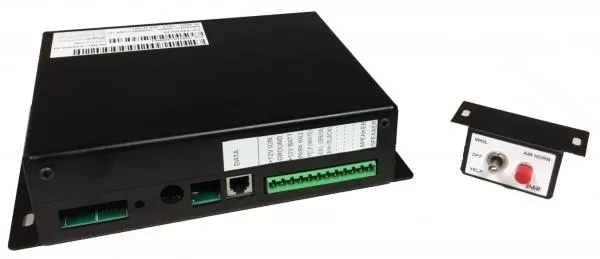 D&R ES6200-IQ compact electronic siren system with black amplifier, terminal strips and Wail/Yelp air horn remote