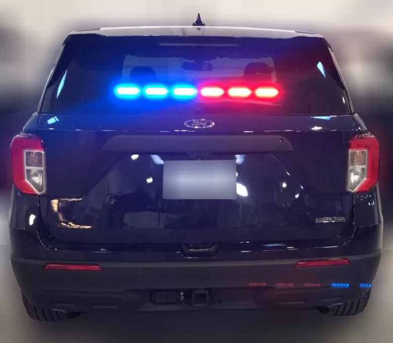 Rear window of an Explorer with the left three modules flashing blue and the right three red